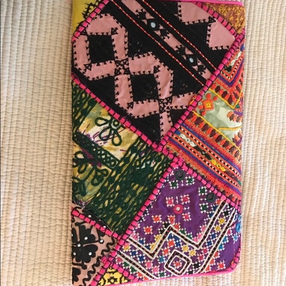 SOLD ❤️ Bundle Deal! Embroidered Colorful Clutch - Picture 4 of 4